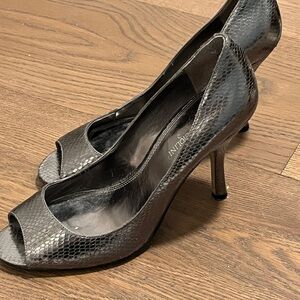 Enzo Angiolini Snakeskin shiny dark gray Peep-Toe Heels